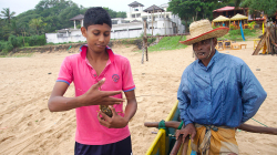 Pomohl jsem jim s loďkou z vody, za odměnu obrázek - I helped them with their boat out of sea, i received picture for exchange