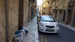 Odpad se na Maltě háže prostě rovnou na chodník a jednou za čas se odveze