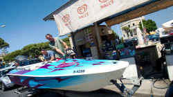 I člun musí mít z čeho žít