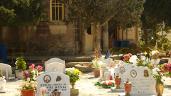 Hřbitov s motýlí ozdobou