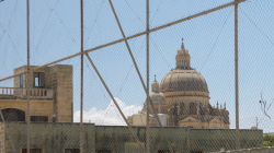 Xewkija Rotunda za plotem