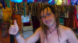 Čech na Maltě prodávající indonéské cetky