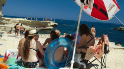 Narozeninová oslava u Saint Peter's Pool, dostali jsme kus dortu - Birthday celebration by Saint Peter's Pool, we received piece of cake