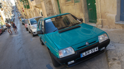 Škodovky byly poměrně běžným jevem, ale takto nablýskaný Favorit byl raritka! - There is plenty of Skoda cars on Malta, but Favorit model shiny like this was really rare!