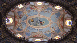 Jeden z mnoha krásných kostelních stropů - One of many beautiful church ceilings