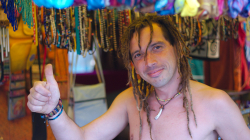 Český prodavač indonéských cetek na maltském Gozu - Czech seller of Indonesian stuff on Maltese island Gozo