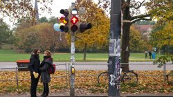 Čekání na zelenou u Alaunplatz