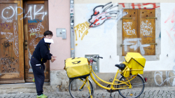 Listonoška, co nosí dopisy v puse